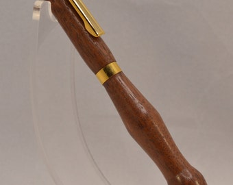 Handgefertigter Skulpturaler schlanker Walnussstift mit lebenslangen Goldakzenten