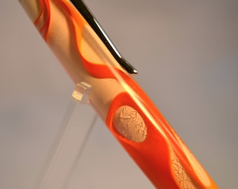 Si tratta di una penna in acrilico trasparente "Fire Glass" con dettagli color canna di fucile e nichelati.