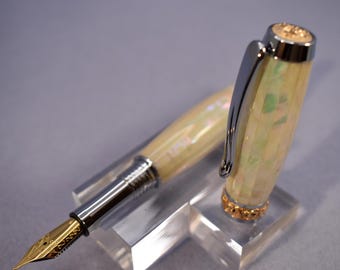 Reichhaltiges Abalone auf einem High-End-Füllfederhalter mit handgegossenen Chrom- und Goldmetallakzenten