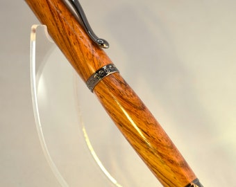 Einzigartiger Füllfederhalter im Facettenschliff aus honduranischem Rosenholz