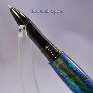 K&ouml;nnte beinhalten: Nahaufnahme eines Tintenrollers mit schwarzem Schaft und silberner Spitze. Der untere Teil des Stifts weist ein wirbelndes Muster aus Blau, Gr&uuml;n und Gold auf. Der Text "Rollerball Option" ist sichtbar.
