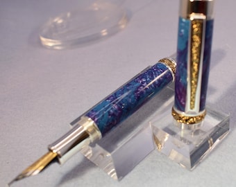 Pluma estilográfica artesanal: acrílico color perla marina, detalles en plata y oro