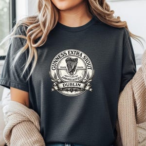 St Patricks Day Guinness Extra Stout Dublin T-Shirt | Vintage Beer Label Tee Bild 4