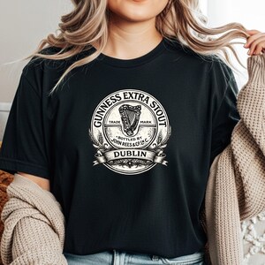 St Patricks Day Guinness Extra Stout Dublin T-Shirt | Vintage Beer Label Tee Bild 2