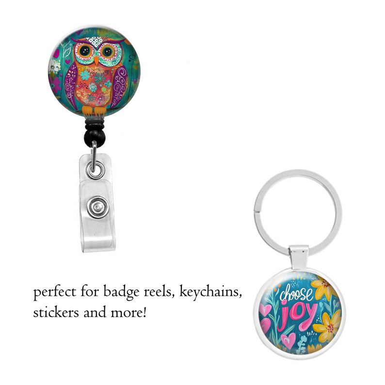 Pode incluir: Um porta-crach&aacute; com um design de coruja colorido e um porta-chaves com as palavras "choose joy" rodeadas de flores. O porta-crach&aacute; de coruja &eacute; azul-petr&oacute;leo, roxo e laranja. O porta-chaves tem um anel prateado.