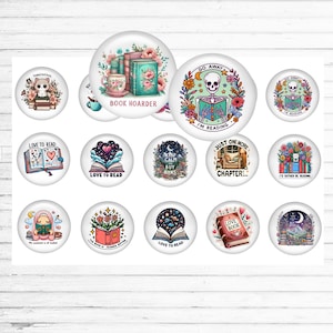 Könnte beinhalten: Eine Sammlung runder, weißer Knöpfe mit verschiedenen Designs zum Thema Bücher. Einige Knöpfe zeigen Texte wie "Book Hoarder", "Love to Read" und "I'm Reading". Die Designs umfassen Bücher, Blumen und ein Skelett beim Lesen.