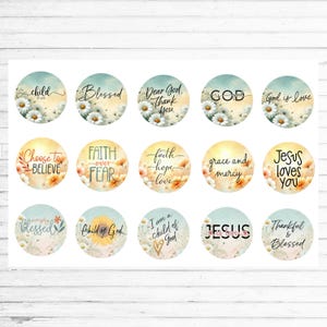 Może przedstawiać: Kolekcja okrągłych naklejek z inspirującymi frazami i kwiatowymi tłami. Frazy to "Child of God", "Blessed", "Dear God, Thank You", "God is love" i "Jesus loves You". Naklejki mają efekt akwareli.