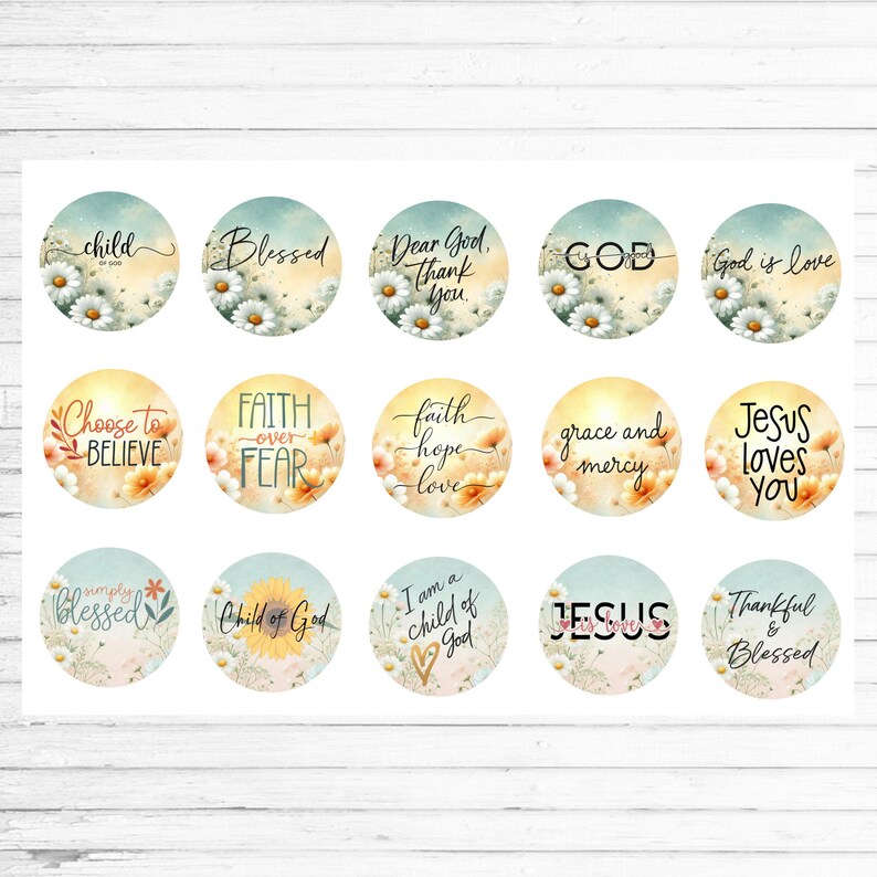 Może przedstawiać: Kolekcja okrągłych naklejek z inspirującymi frazami i kwiatowymi tłami. Frazy to "Child of God", "Blessed", "Dear God, Thank You", "God is love" i "Jesus loves You". Naklejki mają efekt akwareli.