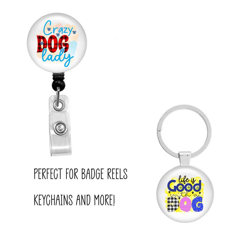 Puede incluir: Un portatarjetas con el texto "Crazy Dog Lady" y un llavero con el texto "life is Good with a Dog". El portatarjetas tiene un clip de pl&aacute;stico transparente y un cable retr&aacute;ctil negro. El llavero tiene un anillo plateado.