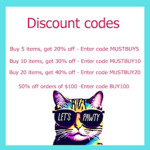 Puede incluir: Gr&aacute;fico colorido con un gato con gafas de sol con el texto "LET'S PAWTY". Encima del gato, se muestran las palabras "C&oacute;digos de descuento". El texto a continuaci&oacute;n detalla las ofertas de descuento: Compra 5 art&iacute;culos, obt&eacute;n un 20% de descuento; Compra 10 art&iacute;culos, obt&eacute;n un 30% de descuento; Compra 20 art&iacute;culos, obt&eacute;n un 40% de descuento; 50% de descuento en pedidos de 100 &euro;.