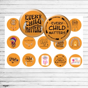 Peut inclure: Plusieurs boutons ronds oranges avec l'inscription "EVERY CHILD MATTERS" en noir. Certains boutons présentent des attrape-rêves et des plumes. Les boutons sont disposés sur une surface blanche.