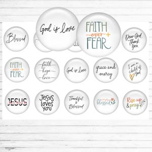 Può includere: Una collezione di bottoni circolari bianchi con varie frasi ispiratrici in tipografia nera e colorata, tra cui 'God is love', 'Faith over fear', 'Blessed', 'Dear God, thank you', 'Grace and mercy', 'Jesus loves you' e 'Rise up & pray'.