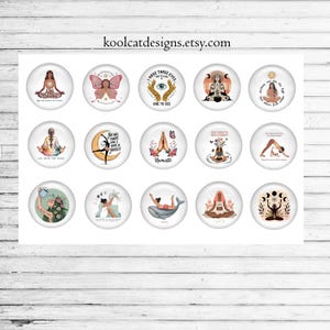 Puede incluir: Una colecci&oacute;n de botones redondos y blancos con varias ilustraciones relacionadas con el yoga y la meditaci&oacute;n. Los botones presentan im&aacute;genes de figuras en posturas de yoga, mariposas y texto inspirador. El nombre de la tienda Etsy, koolcatdesigns.etsy.com, est&aacute; en la parte superior.