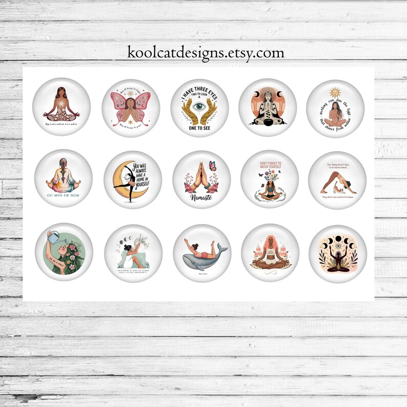 Puede incluir: Una colecci&oacute;n de botones redondos y blancos con varias ilustraciones relacionadas con el yoga y la meditaci&oacute;n. Los botones presentan im&aacute;genes de figuras en posturas de yoga, mariposas y texto inspirador. El nombre de la tienda Etsy, koolcatdesigns.etsy.com, est&aacute; en la parte superior.