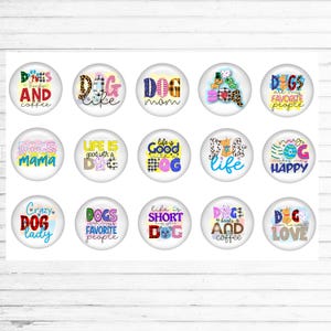 Puede incluir: Una colecci&oacute;n de quince botones redondos, similares al vidrio, con varias frases y gr&aacute;ficos con tem&aacute;tica de perros. Los botones presentan textos como "Dog Mom" y "La vida es buena con un perro". La paleta de colores incluye azules, rosas y amarillos.