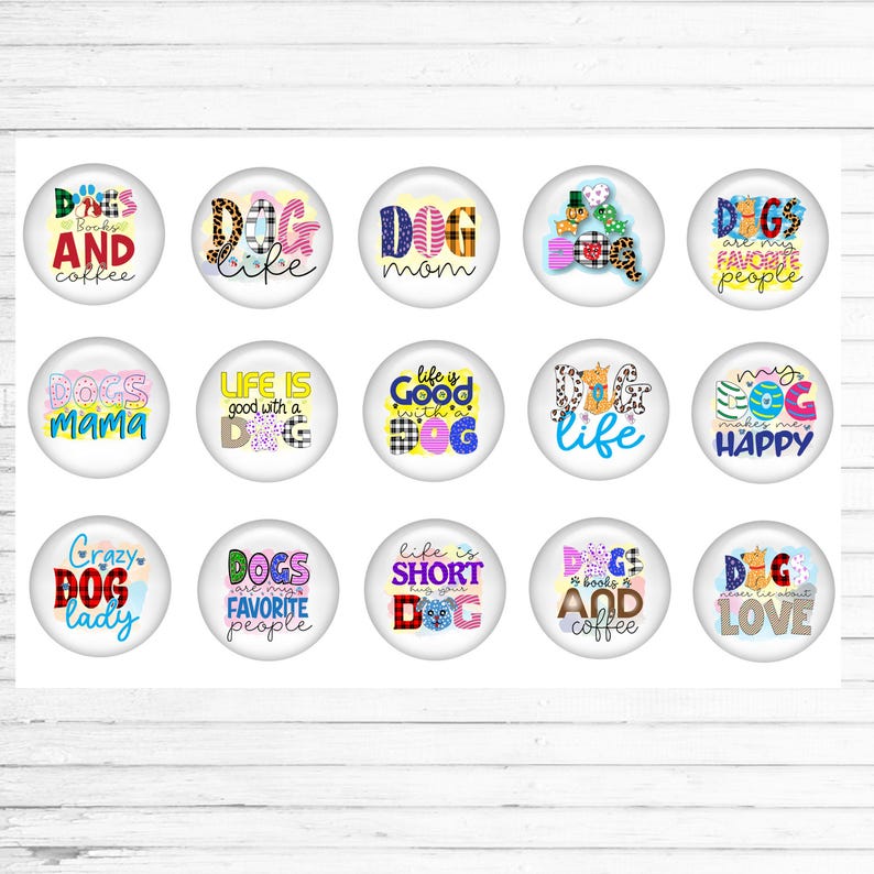 Puede incluir: Una colecci&oacute;n de quince botones redondos, similares al vidrio, con varias frases y gr&aacute;ficos con tem&aacute;tica de perros. Los botones presentan textos como "Dog Mom" y "La vida es buena con un perro". La paleta de colores incluye azules, rosas y amarillos.