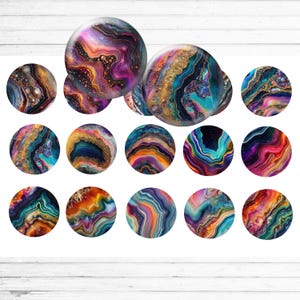 Puede incluir: Una taza de cerámica blanca con un asa negra y el texto "But First, Coffee" en negro, con una fuente de estilo manuscrito. La taza está sobre una superficie blanca.