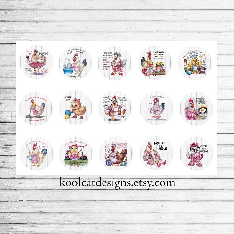 Puede incluir: Una colecci&oacute;n de pegatinas redondas con ilustraciones de acuarela de gallinas en varias poses. Cada pegatina tiene una frase diferente, como "Too Hot to Handle" y "Wake Up and Be Awesome". Las pegatinas est&aacute;n sobre un fondo de madera blanca.