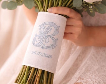 Personalisierte Brautstraußverpackung, gestickte Monogramm-Blumenstrauß-Hülle, benutzerdefinierte Hochzeitsstrauß-Griffverpackung, Braut-Initiale & Datumsgeschenk