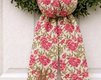 Personalisierte Blumenkranz Schärpe, Monogramm Türschild, Frühling Haustür Dekor, Benutzerdefinierte Initiale Kranz Schleife, rosa Blumentürhänger