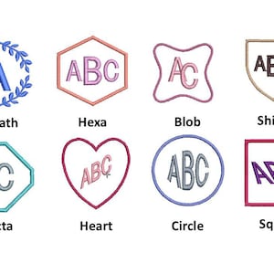 K&ouml;nnte beinhalten: Acht gestickte Monogramm-Designs in verschiedenen Formen, darunter ein Kranz, ein Sechseck, eine unregelm&auml;&szlig;ige Form, ein Schild, ein Achteck, ein Herz, ein Kreis und ein Quadrat. Jedes Design enth&auml;lt Buchstaben wie A, ABC oder AC in verschiedenen Farben.