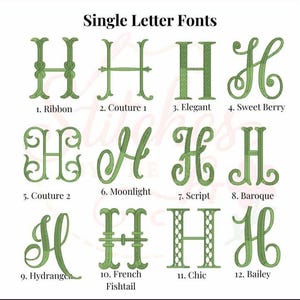 K&ouml;nnte beinhalten: Eine &Uuml;bersicht von zw&ouml;lf gr&uuml;nen, gestickten Buchstaben H, beschriftet mit den Schriftnamen: 1. Ribbon, 2. Couture 1, 3. Elegant, 4. Sweet Berry, 5. Couture 2, 6. Moonlight, 7. Script, 8. Baroque, 9. Hydrangea, 10. French Fishtail, 11. Chic, 12. Bailey.