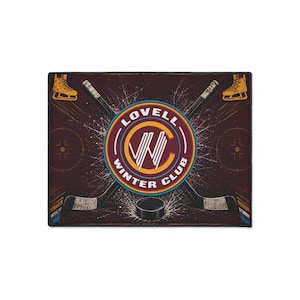 Può includere: Un tappetino rettangolare marrone scuro con un logo circolare centrale che riporta il testo LOVELL WINTER CLUB e una lettera W stilizzata. Due bastoni da hockey incrociati e un disco nero sono centrati, con pattini da ghiaccio gialli.