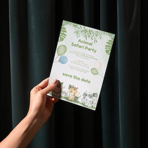 Könnte beinhalten: Einladungskarte für eine Animal Safari Party mit Illustrationen von Safari-Tieren, grünen Blättern und Luftballons. Der Text enthält Datum, Uhrzeit und Ort der Party. Die Einladung enthält auch eine RSVP-Aufforderung.
