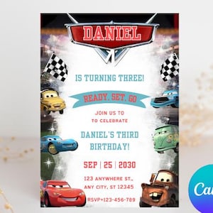 Puede incluir: Una invitación de cumpleaños con el nombre "DANIEL" en un emblema rojo y blanco. La invitación incluye el texto "IS TURNING THREE!" y "READY. SET. GO." con imágenes de coches de dibujos animados. La fecha es el 25 de septiembre de 2030.
