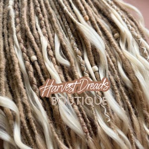 Hergestellt in den USA | Boho Crochet Dreads, Sand & Vanille Butterblond Mix, Locken 61 cm
