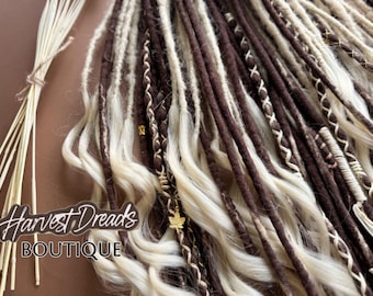 Conjunto de rastas de lana marrón chocolate con rizos sintéticos de ganchillo rubio crema.