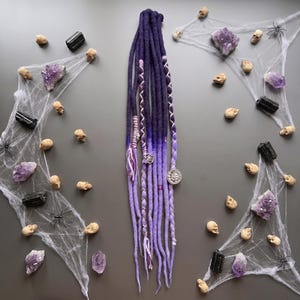 Gotische paarse ombre wollen dreadlocks met clips, heksenachtige vleermuisschedel haarextensies