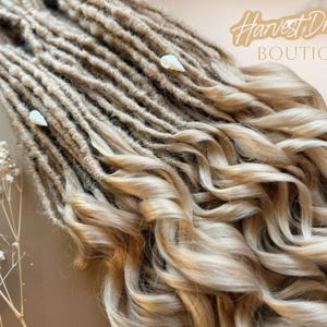 Boho-Blonde Häkel-Dreads, lange Locken & Muscheln | USA