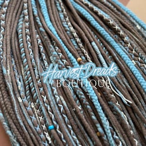 Rastas de lana merino hechas a mano: mezcla artesanal de marrón champiñón y azul cielo