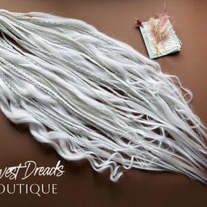 Weiße, dünne, gedrehte Dreadlock-Extensions, Boho-Dreadlocks & Flechtfrisuren, Faux Locs