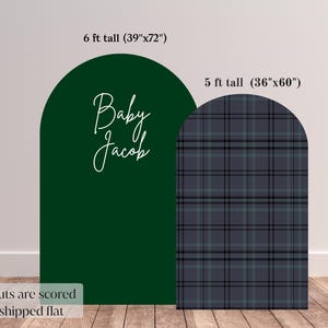 Op de afbeelding: Twee gebogen panelen, één donkergroen met "Baby Jacob" in witte letters, de andere met een blauw en grijs geruit patroon. Het groene paneel is 183 cm hoog (99x183 cm), het geruite paneel is 152 cm hoog (91x152 cm). De tekst onderaan luidt "Cutouts are scored & shipped flat."