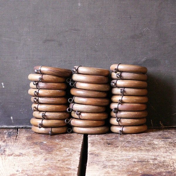 Vintage Holz Gardinen Ringe mit verdrillten Draht Kleiderbügel - Set von 27