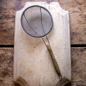Vintage Mesh Kitchen Strainer with Handle - Frying Spatula Skimmer Dipper Spoon - Wire Kitchen Tool