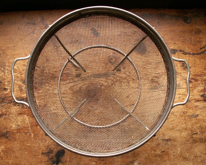 Vintage Round Wire Strainer Basket en un stand Standing Etsy