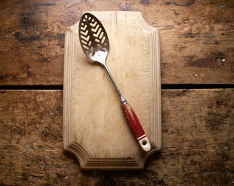 Vintage Sky-Line sleuf keuken lepel met rood en wit houten handvat - Made in England - Retro Cabin Decor