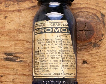 Antyczna mała niebieska szklana butelka na leki Bromo Seltzer z metalową pokrywką