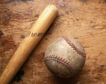 Vintage Milwaukee Brewers Souvenir Mini Baseball Bat - Great Kids Athletic Decor