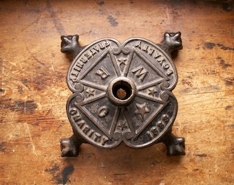 Soporte antiguo de hierro fundido para mástil de bandera del Cuerpo de Socorro Femenino (WRC) - 1883