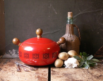 Vintage op Scandi geïnspireerde rode fonduepan - Retro servies voor warme winterbijeenkomsten