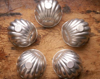 Set of Five Vintage Shell Shaped Tart Tins - Retro Kitchen Decor