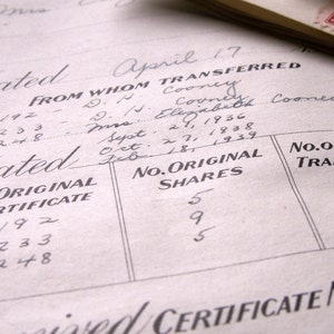 Set van 13 Vintage Stock Certificaten met geannuleerde stempels - Great Ephemera