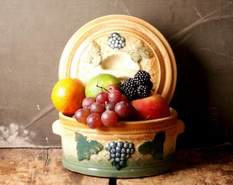 Mantequera de cerámica antigua: cazuela cubierta con motivo de frutas