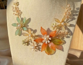 Collier artisanal en résine avec fleur, bijoux tendance fleurs en fil de fer, accessoire de mariage
