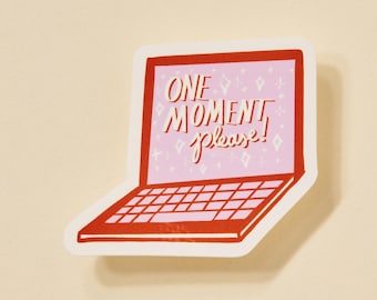 Puede incluir: Pegatina para portátil roja y blanca con el texto "ONE MOMENT please!" en una pantalla rosa. La pegatina tiene un borde blanco.