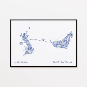 Könnte beinhalten: Gerahmter Druck mit detaillierten blau-weiß gemusterten Karten von Großbritannien und den Vereinigten Arabischen Emiraten, verbunden durch eine herzförmige Linie. Die Wörter "United Kingdom" und "United Arab Emirates" stehen unter den Karten.